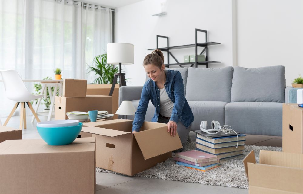 Jeune femme déballant ses cartons