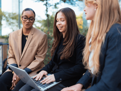 Etudiants de l'ESG devant un ordinateur